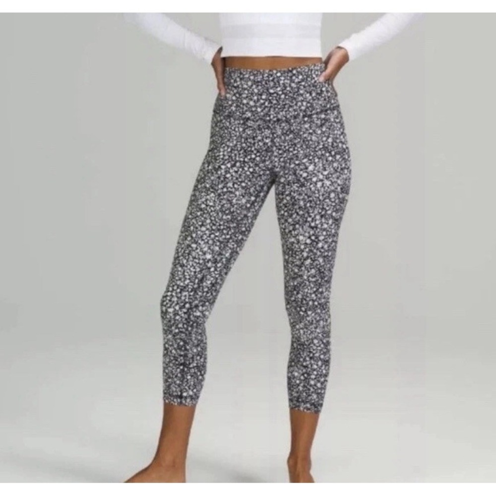Lululemon‎ Align Crop 23" in Venture Floral Alpine White Black 4 Sports Training